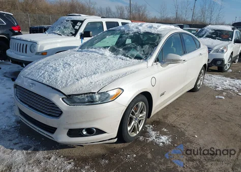 2016 Ford Fusion Energi Titanium z USA, uszkodzony, nr VIN 3FA6P0SU8GR272477
